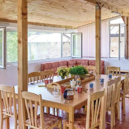 Σπίτι διακοπών Four-bedroom Holiday In Village