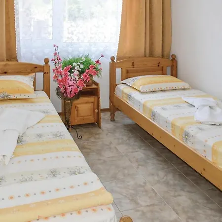 Ваканционна къща Four-bedroom Holiday In Village