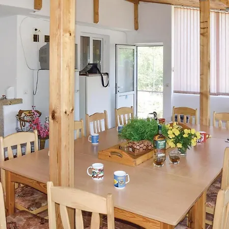 Ваканционна къща Four-bedroom Holiday In Village Велика