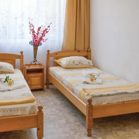 Ваканционна къща Four-bedroom Holiday In Village